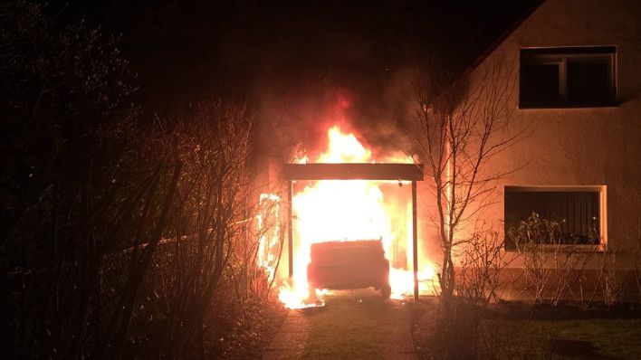 Ein brennendes Fahrzeug steht in Berlin-Neukölln in der Garage von Linken-Politiker Ferat Kocak. (Quelle: Ferat Kocak/Die Linke Berlin)
