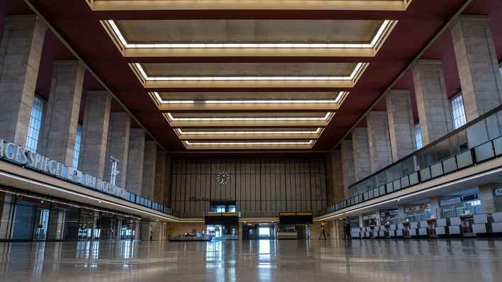 Menschenleer ist die Haupthalle des ehemaligen Flughafen in Tempelhof. (Quelle: dpa/Paul Zinken)