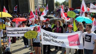 Archivbild: Beschäftigte der Berliner und Brandenburger Geldinstitute nehmen am 19.06.2019 vor dem Brandenburger Tor an einem Warnstreik teil. (QUelle: dpa/Wolfgang Kumm)