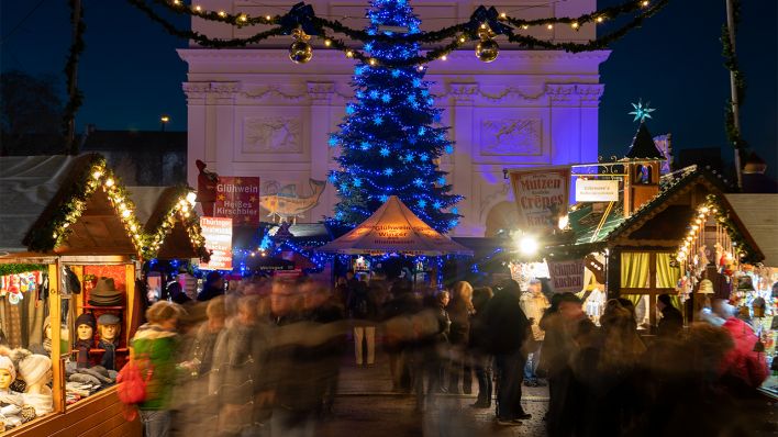 Zahlreiche Besucher schlendern am 10.12.2019 über den Weihnachtsmarkt "Blauer Lichterglanz" in der Potsdamer Brandenburger Straße. (Quelle: dpa/Monika Skolimowska)