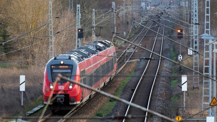 Ein Regionalzug in Brandenburg (Quelle: dpa/Soeren Stache)