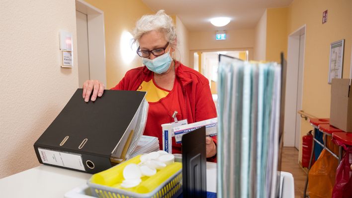 Archivbild: Pflegerin Silke arbeitet am 07.05.2020 in einem Pflegeheim mit einer Atemschutzmaske. (Quelle: dpa/Christophe Gateau)