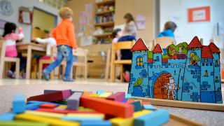 Symbolbild: Spielzeug liegt in einer Kindertagesstätte auf dem Boden. (Quelle. dpa/Monika Skolimowska)