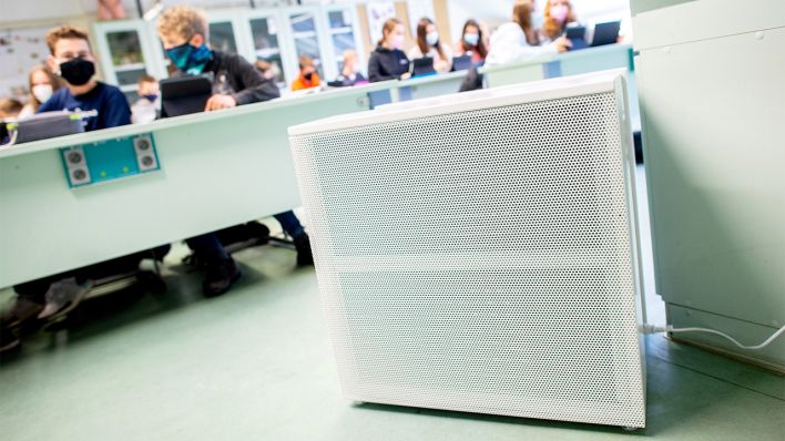 Ein Luftfiltergerät steht im Jahr 2020 in einem Fachraum eines Gymnasiums. (Quelle: dpa/Hauke-Christian Dittrich)
