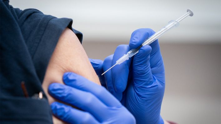 Eine Pflegekraft wird im Rahmen der Mitarbeiter-Impfung im Krankenhaus Bethel Berlin gegen das Corona-Virus geimpft. (Quelle: dpa/Kay Nietfeld)
