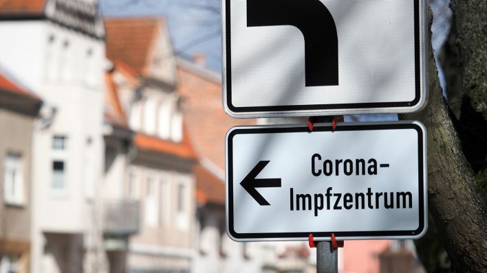 Ein Schild weist nahe dem Bahnhof den Weg zum Impfzentrum Prignitz