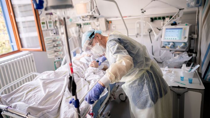 Archivbild: Intensivpfleger Rüdiger Piske arbeitet am 20.04.2021 auf der Intensivstation des Krankenhauses Bethel Berlin an einer an Covid-19 erkrankten Patientin. (Quelle: dpa/Kay Nietfeld)