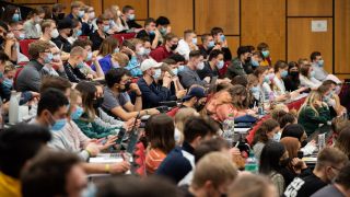 Studenten sitzen in einer Vorlesung (Quelle: dpa/Julian Stratenschulte)