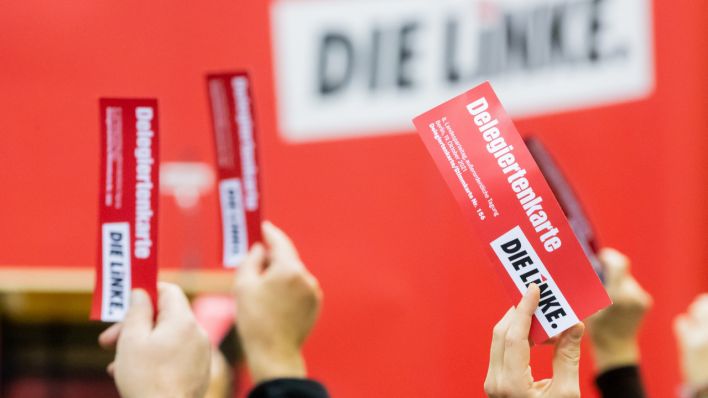 Stimmkarten werden bei einem Sonderparteitag der Berliner Linken in die Höhe gehalten. (Quelle: dpa/Christoph Soeder)