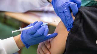 Eine Person erhält in einem temporären mobilen Impfzentrum seine zweite Impfung gegen Covid-19. (Quelle: dpa/Daniel Karmann)