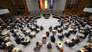 Die Abgeordneten sitzen im Berliner Abgeordnetenhauses. (Quelle: dpa/Wolfgang Kumm)