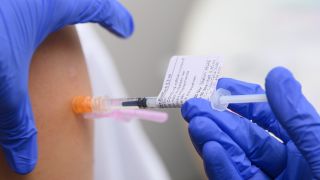 Eine Ärztin impft mit der dritten Impfung mit dem Wirkstoff Comirnaty von Biontech/Pfizer gegen das Coronavirus.