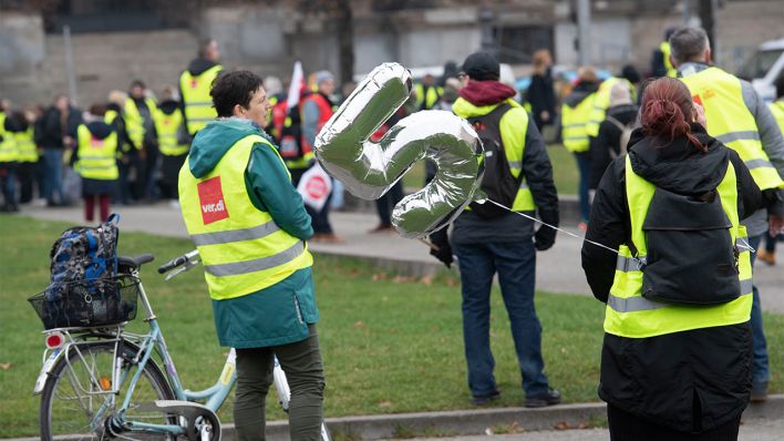 Teilnehmer an einem Warnstreik, zu dem die Gewerkschaft Verdi aufgerufen hat, stehen am 16.11.2021 im Lustgarten. (Quelle: dpa/Paul Zinken)