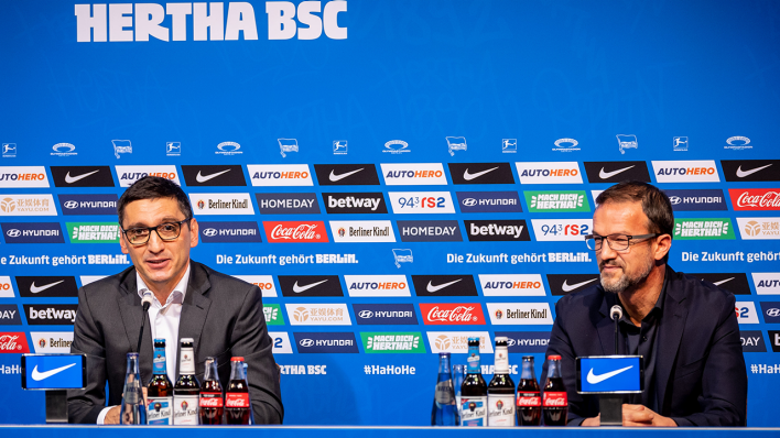 Tayfun Korkut und Fredi Bobic beantworten Fragen auf Pressekonferenz (Quelle: picture alliance/dpa/Hertha BSC/Pool/Jan-Philipp Burmann)