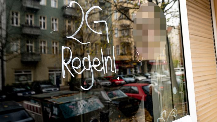Symbolbild: An einer Kneipe in Berlin Prenzlauer-Berg steht ein Hinweis auf 2G Regeln. (Quelle: dpa/F. Sommer)