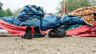 Schuhe stehen in Berlin vor einem Zelt (Quelle: dpa/Paul Zinken)