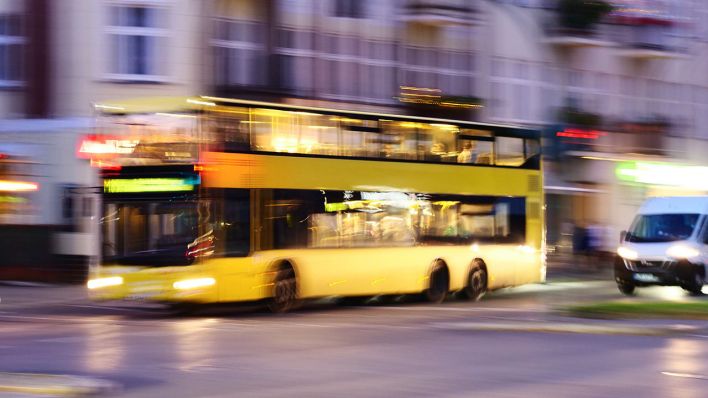 Ein Doppelstockbus der BVG faehrt in der Abenddaemmerung ueber eine Hauptstrasse. (Quelle: dpa/Wolfram Steinberg)