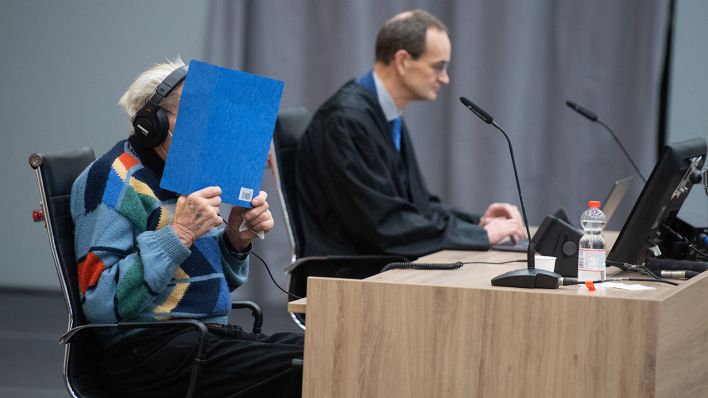 Der Angeklagte (l) mutmaßliche ehemalige KZ-Wachmann sitzt im Gerichtssaal. Neben ihm steht sitzt Anwalt, Stefan Waterkamp. (Quelle: dpa/Christophe Gateau)