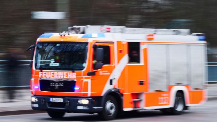 29.01.2021, Berlin. Ein Fahrzeug der Feuerwehr faehrt bei einem Blaulichteinsatz ueber eine Strasse. (Quelle: dpa/Wolfram Steinberg)