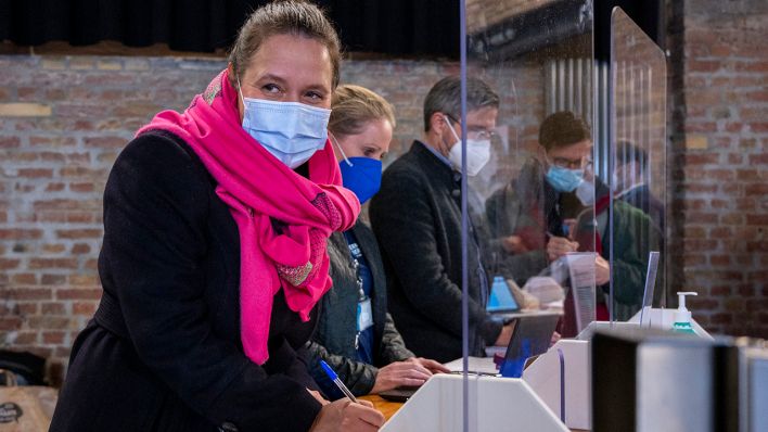 Manja Schüle (SPD, l), Kulturministerin von Brandenburg, hilft bei einer Impf-Aktion «ImpfKulTour» des Kulturministeriums in Kooperation mit dem Gesundheitsministerium und dem Potsdamer Ernst von Bergmann-Klinikum. (Quelle: dpa/Christophe Gateau)