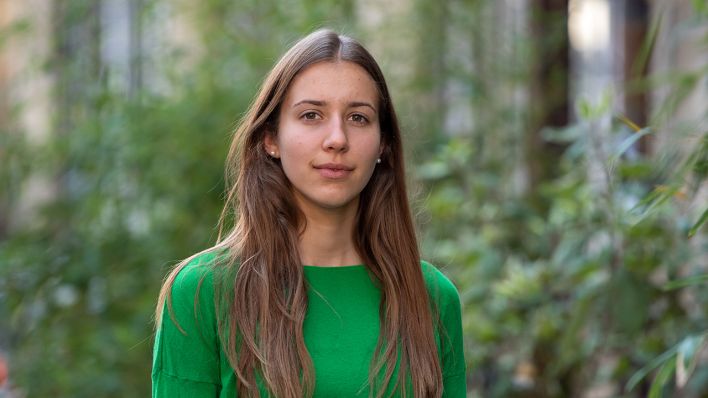 Klara Schedlich, Spitzenkandidatin der grünen Jugend Berlin für das Berliner Abgeordnetenhaus, spricht bei einem Interview (Bild: dpa/Christophe Gateau)
