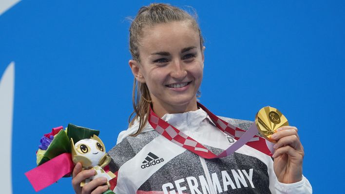 Paralympics: Para-Schwimmen, Frauen, Siegerehrung , 100 m Brust, im Tokyo Aquatics Centre. Elena Krawzow (Deutschland) jubelt über ihre Goldmedaille.