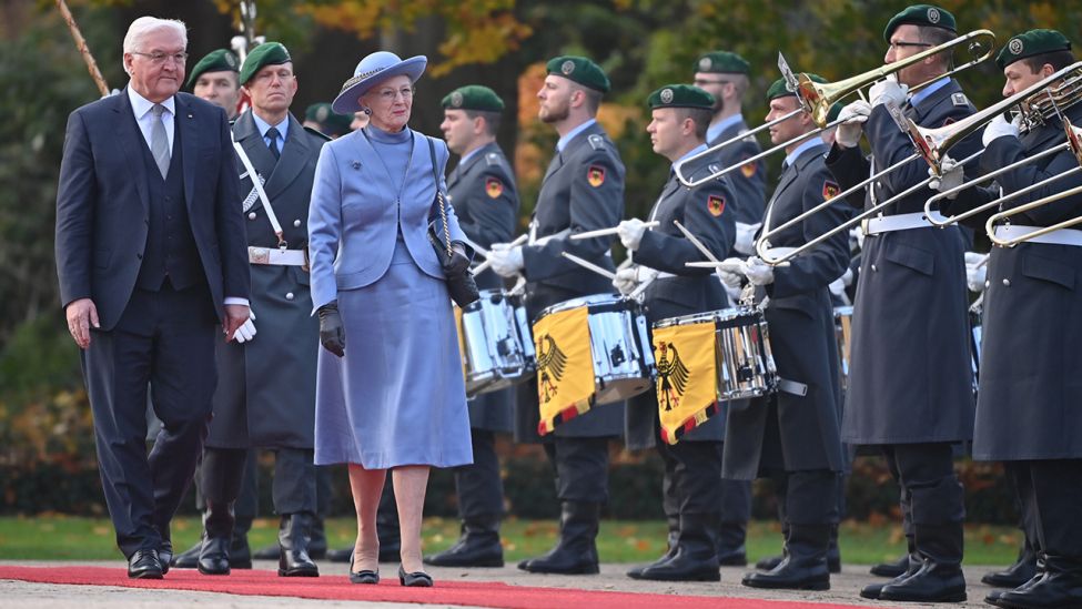 Bundespräsident Frank-Walter Steinmeier begrüßt Margrethe II., Königin von Dänemark mit militärischen Ehren im Park von Schloss Bellevue (Bild: dpa/Bernd Von Jutrczenka)
