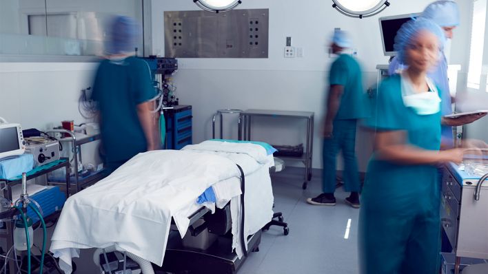 Symbolbild: Medizinisches Personal steht in einem Operations-Saal (Bild: imago images/Monkey Business)