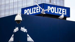 Videoüberwachung der Polizei am Alexanderplatz. (Quelle: dpa/Christoph Hardt/Geisler-Fotopress)