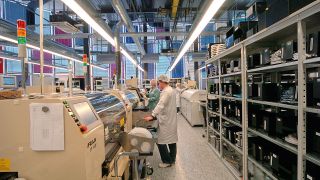 Archivbild: In der Produktionshalle der AEMtec GmbH in Berlin-Adleshof werden u.a. Multichips für die Verwendung in der Automobil- und Medizintechnik hergestellt. (Quelle: dpa/H. Wiedl)