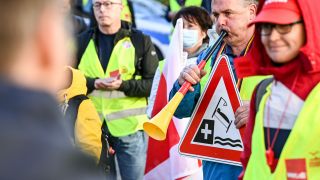 Archivbild: Mitarbeiter der Asklepios-Kliniken demonstrieren am Gesundheitsministerium für bessere Arbeitsbedingungen. (Quelle: Jens Kalaene/dpa)