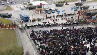 Menschen an der belarusisch-polnischen Grenze werden von der polnischen Polizei am Grenzübertritt gehindert. (Quelle: dpa/AA)