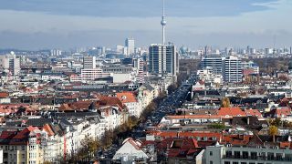 Symbolbild: Blick über Wohnhäuser an der Bismarckstraße in Richtung Alexanderplatz mit dem Fernsehturm. (Quelle: dpa/J. Kalaene)