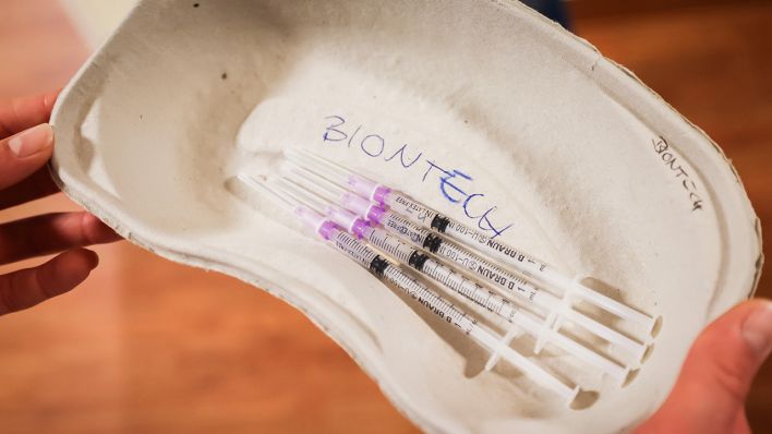 Symbolbild: Eine Schale mit vorbereiteten Impfspritzen für Auffrischungsimpfungen mit dem Impfstoff von Biontech/Pfizer sind im Corona-Impfzentrum. (Quelle: dpa/C. Charisius)