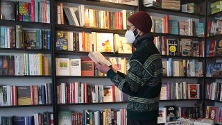 Symbolbild: Ein Mann steht im Bezirk Köpenick in einem Buchladen und ließt ein Buch. (Quelle: dpa/W. Kumm)