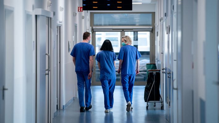 Ärzte gehen über einen Flur der Intensivstation des Vivantes Humboldt-Klinikum im Stadtteil Reinickendorf. (Quelle: dpa/Kay Nietfeld)