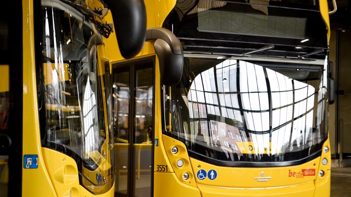 Eine Frontansicht der neuen BVG-Doppeldecker auf dem BVG Omnibusbetriebshof Müllerstraße (Quelle: dpa/Kira Hofmann)
