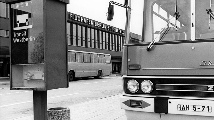 Archivbild: Ein Busbahnsteig ausschließlich für den Transitverkehr nach Westberlin ist am 10.11.1980 vor dem neuen Abfertigungsgebäude des Ostberliner Flughafens Schönefeld zu sehen. (Quelle: dpa/Chris Hoffmann)