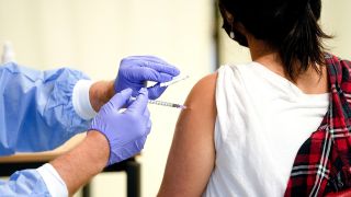Eine Frau bekommt Impfung mit Moderna-Impfstoff gegen Covid-19 (Quelle: dpa/Markus Schreiber)