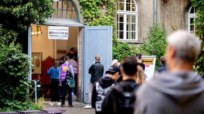 Zahlreiche Wählerinnen und Wähler warten im Stadtteil Prenzlauer Berg in einer langen Schlange vor einem Wahllokal, das in einer Grundschule untergebracht ist. (Quelle: dpa/Hauke-Christian Dittrich)