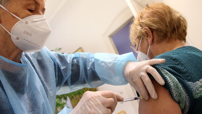 Eine Frau lässt sich in der Praxis ihrer Hausärztin die dritte Impfung mit dem Comirnaty-Impfstoff des Herstellers Biontech/Pfizer injizieren. (Quelle: dpa/Wolfgang Kumm)