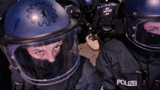 Nach Beendigung der Demonstration gegen die Räumung des Köpi-Wagenplatzes nehmen Polizisten auf der Oranienstraße im Stadtteil Kreuzberg einen Mann fest. (Quelle: dpa/Stefan Jaitner)