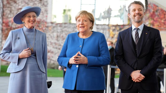 Die geschäftsführende Bundeskanzlerin Angela Merkel (CDU, M), begrüßt Königin Margrethe II. von Dänemark (l) und Frederik, Kronprinz von Dänemark, vor dem Kanzleramt. (Quelle: dpa/Kay Nietfeld)