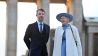 Frederik, Kronprinz von Dänemark und Königin Margrethe II. von Dänemark stehen vor dem Brandenburger Tor. (Quelle: dpa/Bernd Von Jutrczenka)