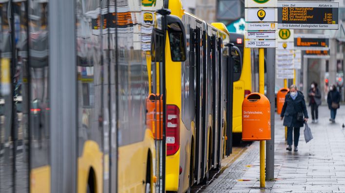 Busse der BVG stehen an einer Bushaltestelle am Bahnhof Zoologischer Garten. (Quelle: dpa/Monika Skolimowska)