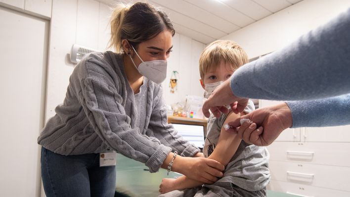 Ein fünfjähriger Junge wird von Kinderarzt Günter Bauknecht gegen Corona geimpft. (Quelle: dpa/Boris Roessler)