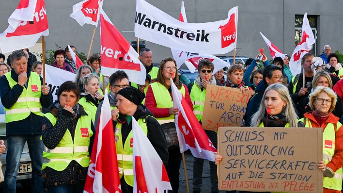 Mitarbeiter der Asklepios-Kliniken demonstrieren am Gesundheitsministerium für bessere Arbeitsbedingungen. (Quelle: dpa/Jens Kalaene)