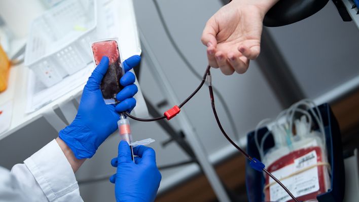 Einer Frau wird bei einer Blutspende eine Blutprobe abgenommen. (Quelle: dpa/Bernd von Jutrczenka)