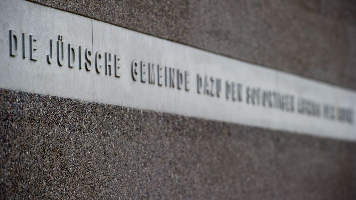 Archivbild: Eine Inschrift an der Gedenkstätte «Wachsen mit Erinnerung» in Eberswalde. (Quelle: Patrick Pleul/dpa)