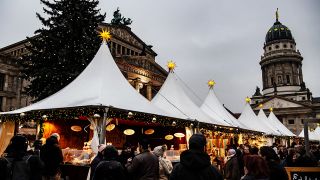 Archivbild: Besucher gehen über den Weihnachtsmarkt auf dem Gendarmenmarkt. (Quelle: dpa/P. Zinken)